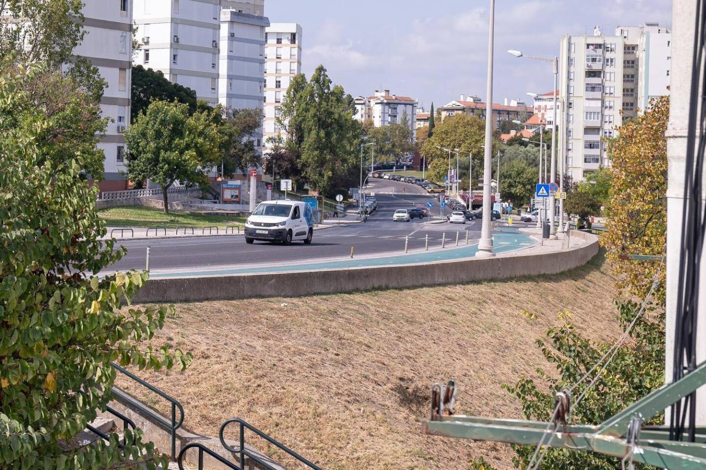 Cozy And Quiet 3-bedroom Flat Lissabon