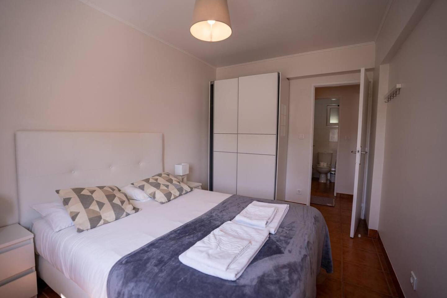 Cozy And Quiet 3-bedroom Flat * Lissabon