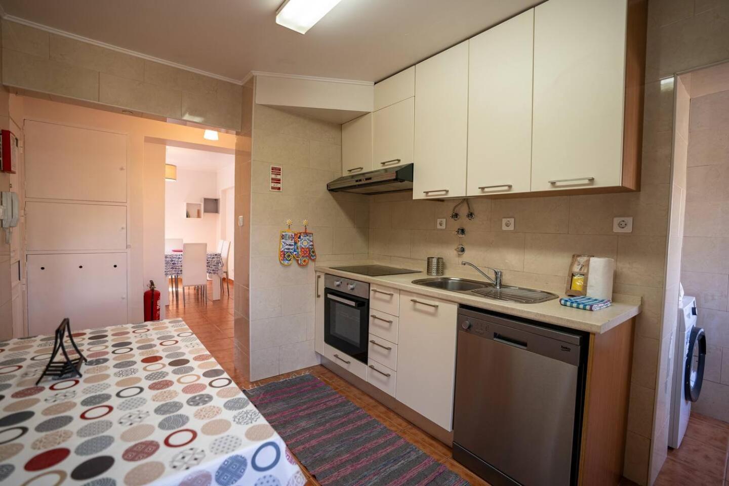 Cozy And Quiet 3-bedroom Flat * Lissabon